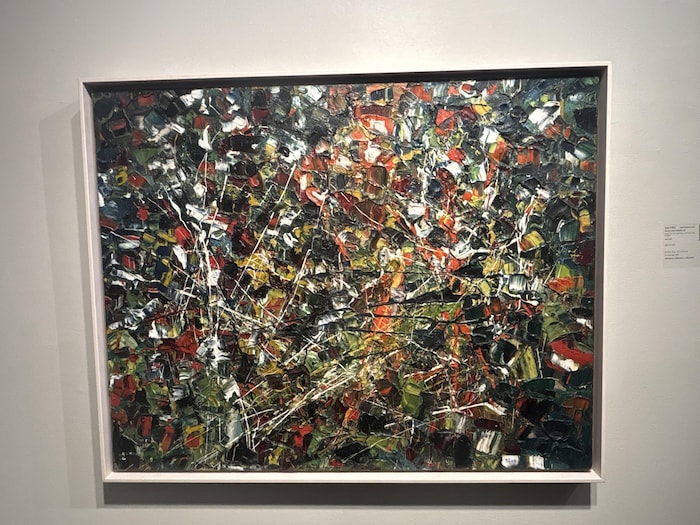 Une toile abstraite de Riopelle est exposée dans une galerie. 