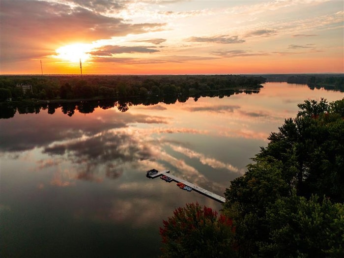 Une photo d'un coucher de soleil sur une rivière