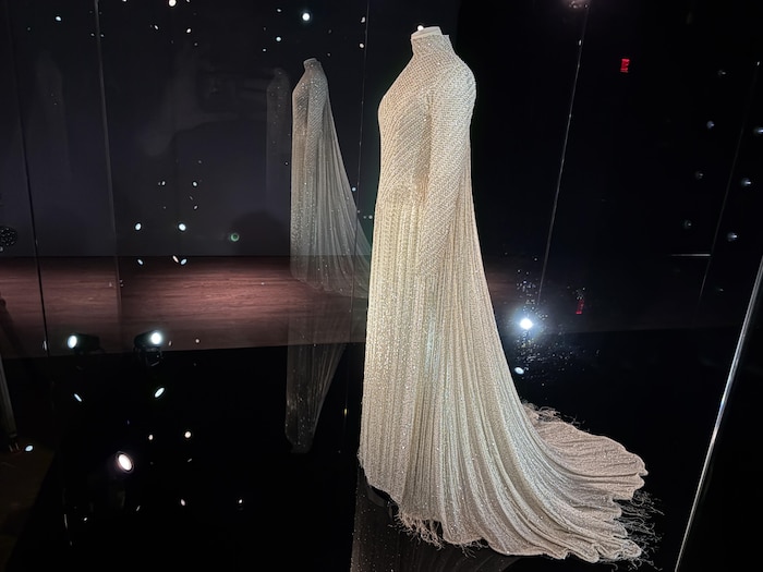 Une longue robe est exposée sur un mannequin.
