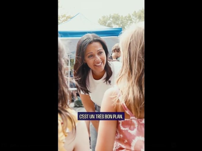 Ruba Ghazal parle avec une fillette qui lui dit, en sous-titres, "c'est un très bon plan".