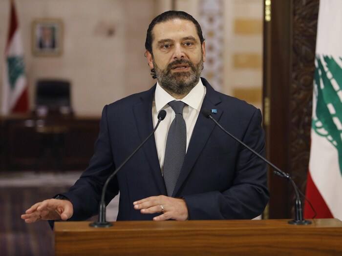 Le premier ministre libanais Saad Hariri se tient derrière un lutrin. 