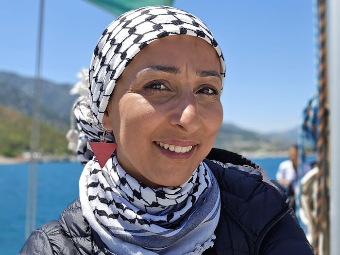 Saba Chebbi, souriante, à bord d'un bateau.