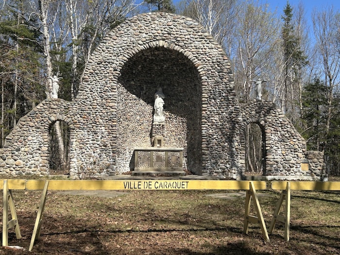Un monument avec une barricade devant.