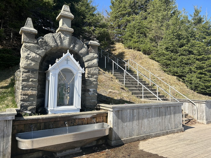 Une chute d'eau sous une statue.