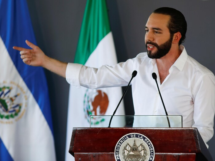 Le président du Salvador s'exprime devant un auditoire.