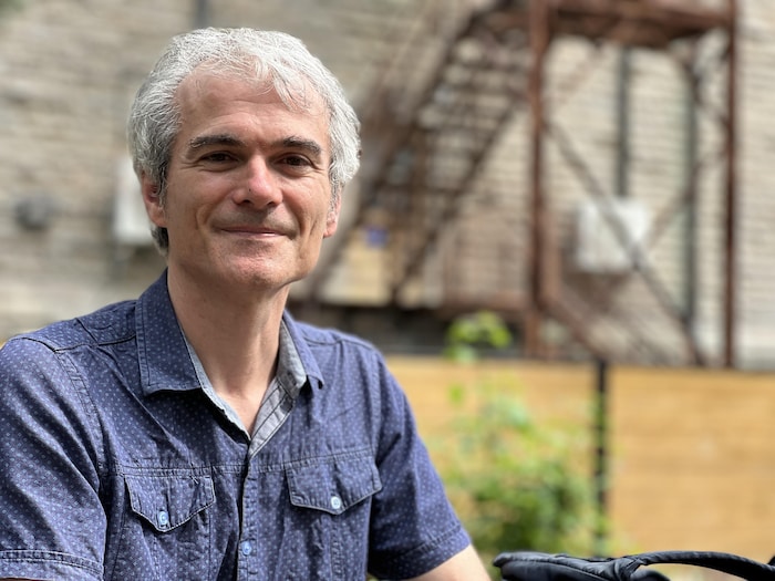Jean-François Biron en chemise bleue à manches courtes, à l'extérieur.