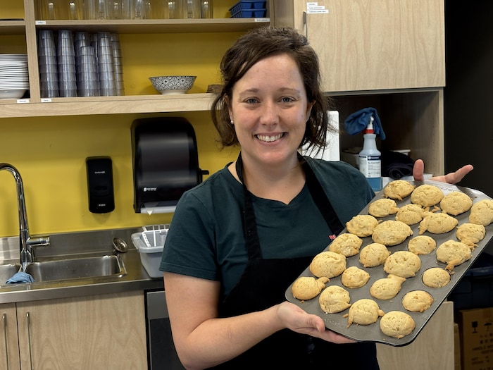 Sara Desrosiers montre les petits gâteaux cuisinés par les enfants.