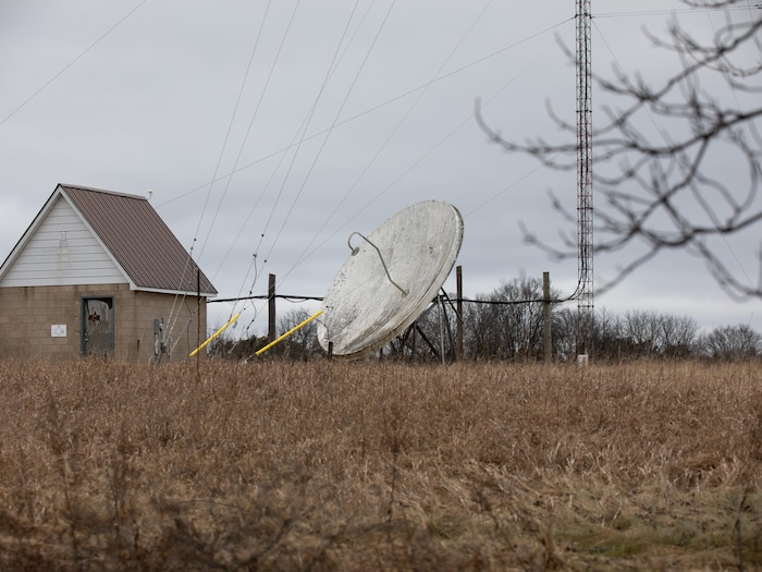 Une vieille antenne parabolique.