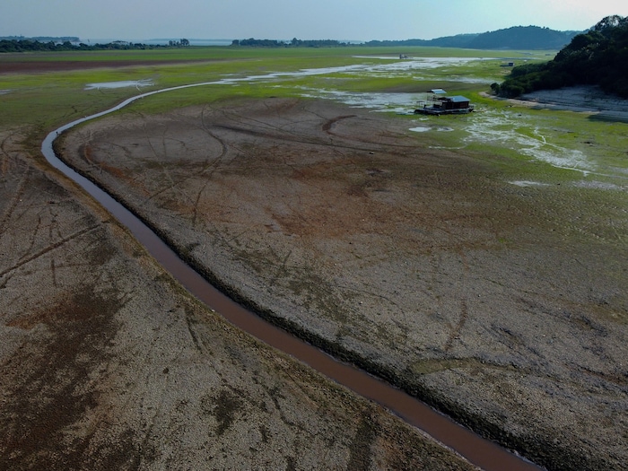 Vue aérienne près du lac d'Aleixo en proie à une grave sécheresse à l'ouest de Manaus, État d'Amazonas, au Brésil, le 29 septembre 2023. 