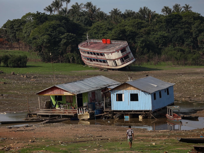 Des bateaux-logements et un bateau échoué sur le Rio Negro, dans le district de Cacau Pirera, à Iranduba, Amazonas, au Brésil, le 25 septembre 2023. 
