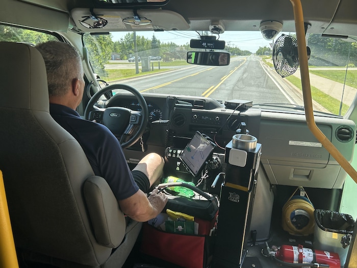 Un conducteur d'autobus regarde la route.