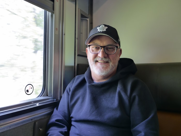 Simon Story assis à sa place dans le Canadien entre Toronto et Vancouver, le 8 mai 2025