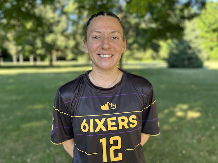 Elyssa Mason regarde la caméra en souriant.