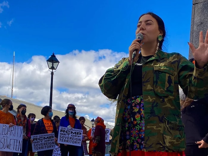 Sophia s'adresse à une foule lors d"une manifestation.