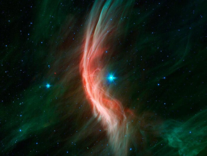 Les vents autour de l'étoile Zeta Ophiuchi (au centre) mènent à la formation d'un arc dans un filament de poussière (rouge).