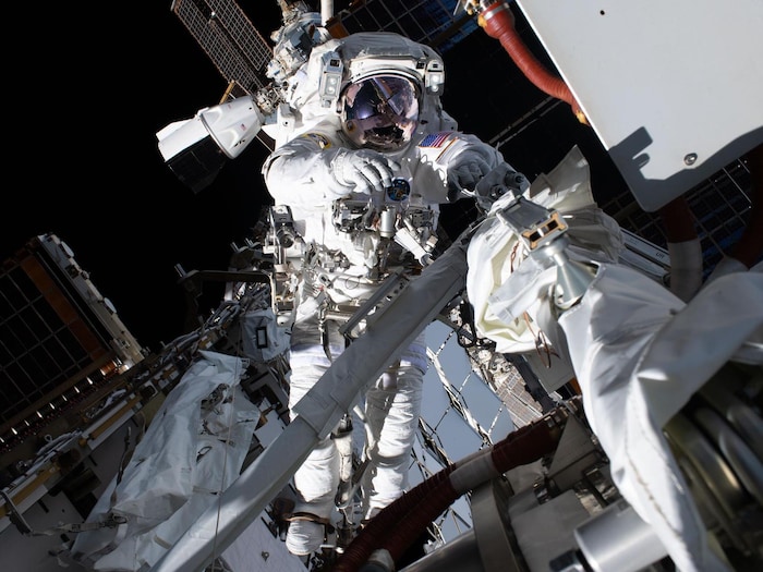 L'astronaute Anil Menon lors d'une sortie extravéhiculaire de la Station spatiale internationale.