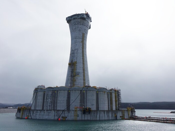 La structure gravitaire surplombe le port d'Argentia.