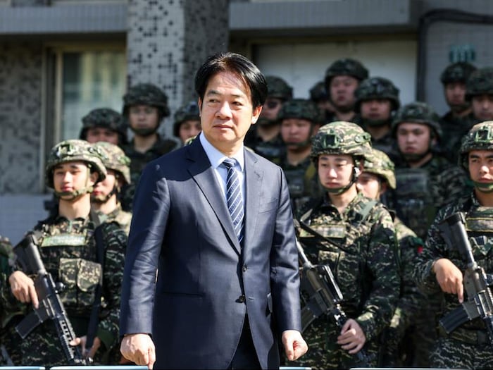 Lai Ching-te (William Lai) inspecte la garde lors d'un exercice militaire à Taipei.