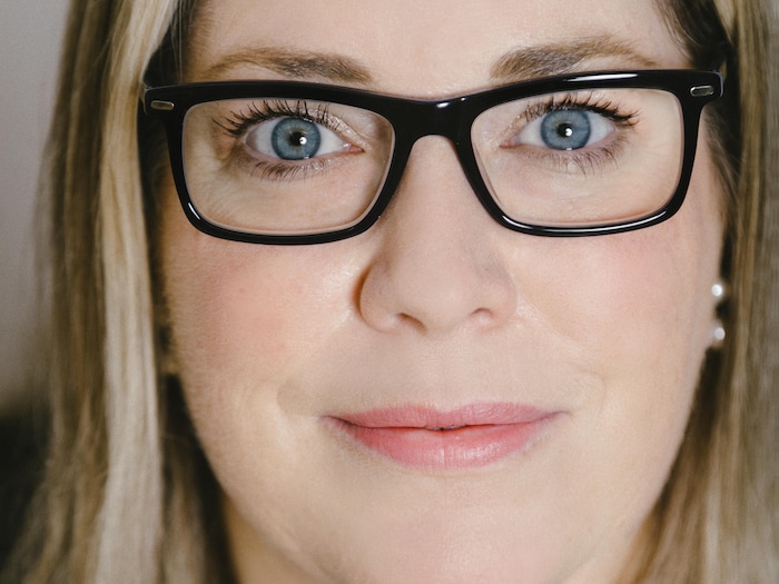 Une femme qui porte des lunettes.