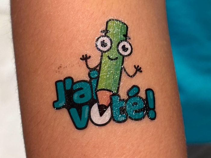 Le tatouage remis par Élections Québec à l'occasion du vote.