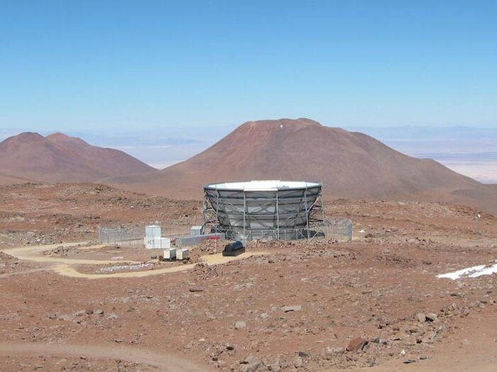 Le télescope cosmologique d'Atacama se trouve dans un paysage désertique du Chili.