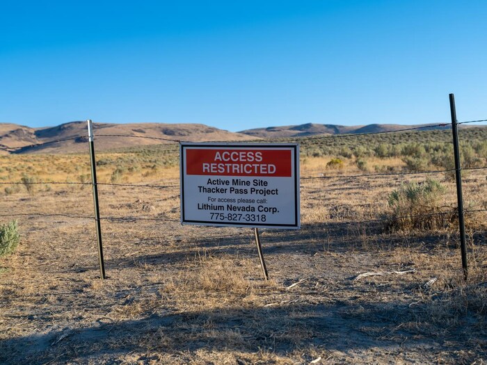 Un panneau d'avertissement dans le désert du Nevada.