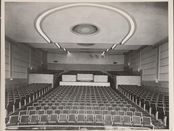 L'intérieur du théâtre LaSalle dans les années 1950.