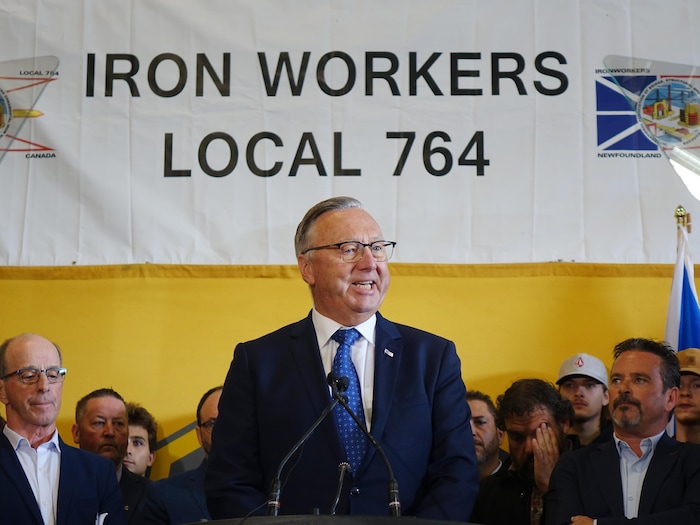 Tony Wakeham prononce un discours devant des travailleurs.