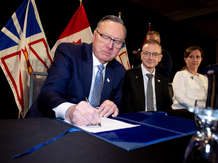 Tony Wakeham signe une entente.
