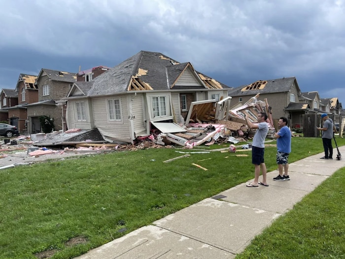 Tornado leaves 'catastrophic' damage in Barrie, Ont ...