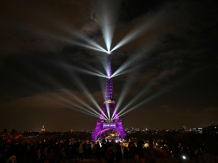 La tour Eiffel illuminée.