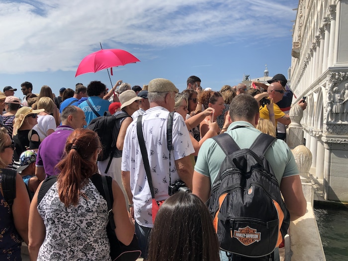 Des touristes s'agglutinent sur un des ponts de Venise.