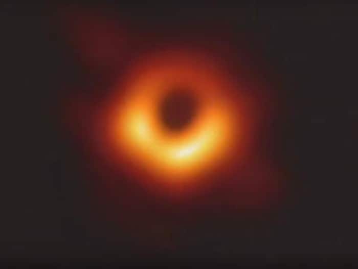Photo recomposée du trou noir au centre de la galaxie M 87.