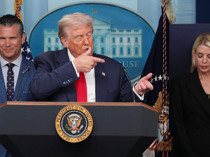 En point de presse à la Maison-Blanche, Donald Trump mime une arme de précision avec ses mains.