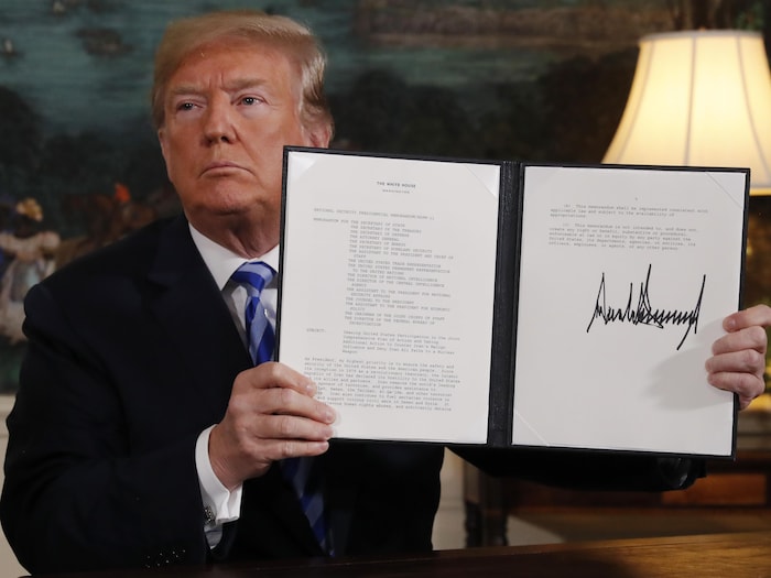 Le président américain Donald Trump montre l'ordre présidentiel qu'il a signé pour commencer à rétablir les sanctions américaines liées au programme nucléaire du régime iranien.