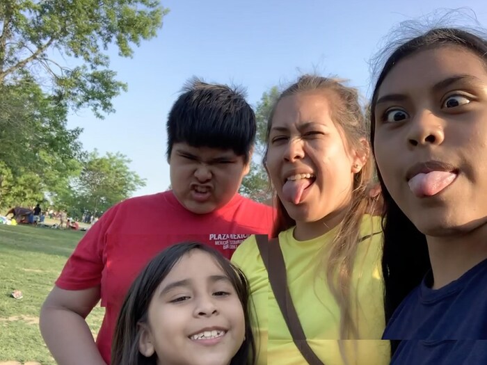 Lizbeth León et ses enfants dans un parc de Toronto. Les quatre ont contracté la COVID au printemps de cette année et continuent de vivre avec quelques séquelles.