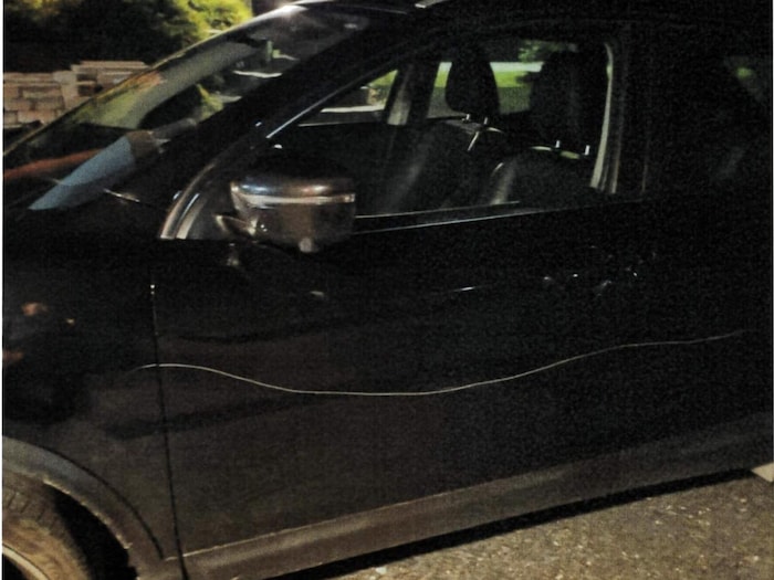 Une longue égratignure traverse d'un bout à l'autre la portière du côté conducteur du véhicule de l'avocate.