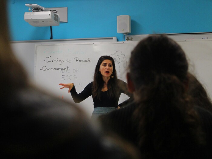 L'animatrice de vie spirituelle et d'engagement communautaire, Mireille Hajjar devant son comité d'élèves 