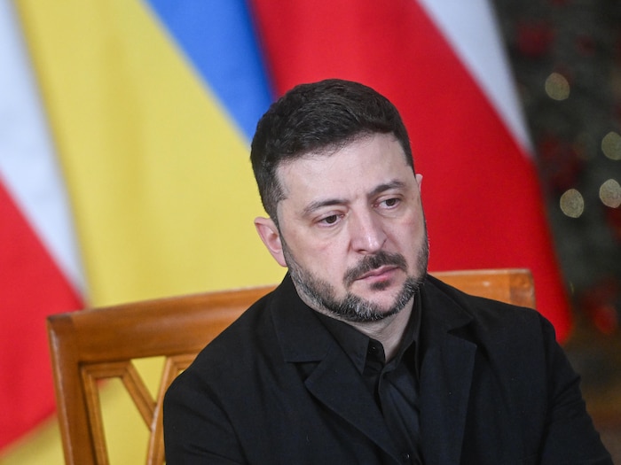Volodymyr Zelensky, pensif.