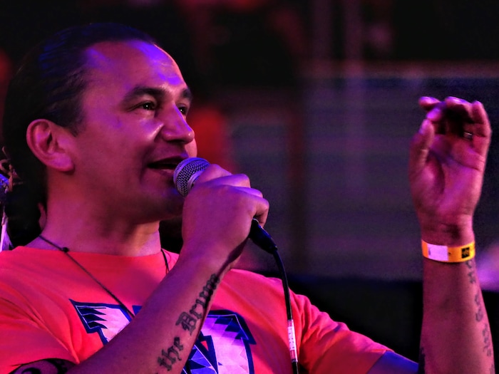 Wab Kinew parle dans un micro sur la scène au Centre Canada Life, le 30 septembre 2023.