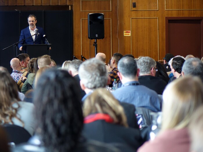Walsh Parsons prononce un discours devant 300 personnes.