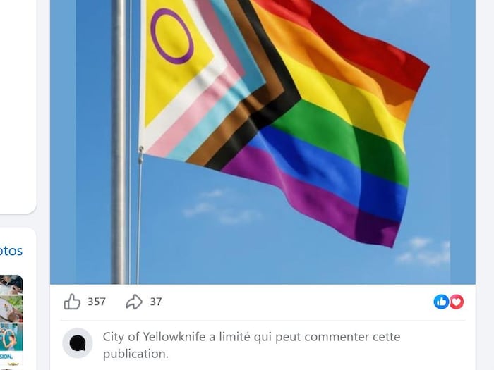 Une publication sur Facebook du drapeau LGBTQI2S+, sous lequel est inscrit « City of Yellowknife a limité qui peut commenter cette publication. » 