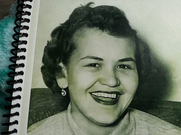 Une photo de Margaret Commodore sur la reliure d'un livre.