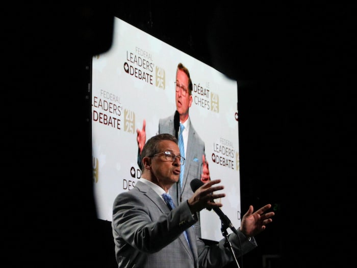 Yves-François Blanchet au micro.