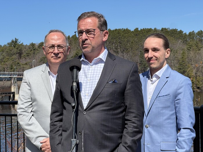MM. Blanchet, Perron et Bilodeau.