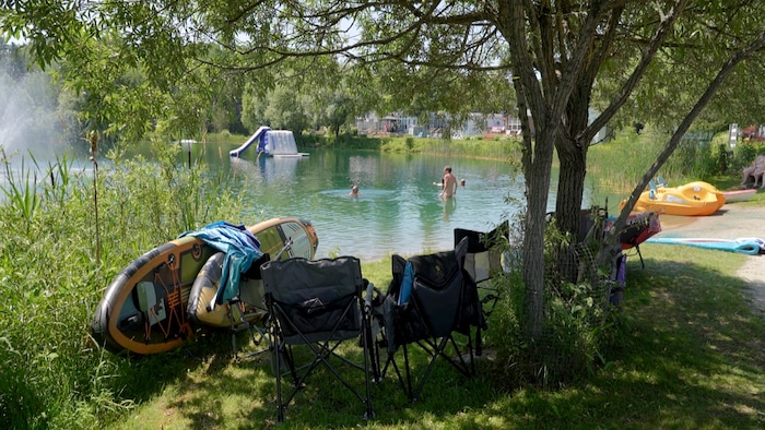 Des naturistes se baignent dans un cours d’eau situé au centre naturiste de Bare Oaks sous la chaleur accablante.