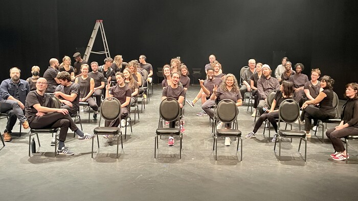 Trente-six personnes assises sur une chaise.
