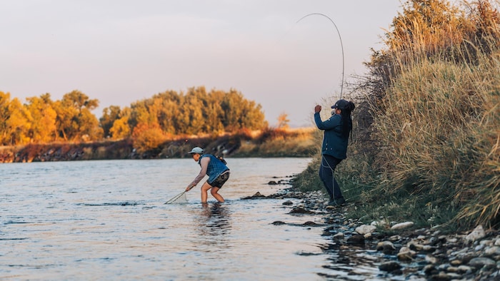Demiesha Dennis et une amie pêchent dans une rivière.