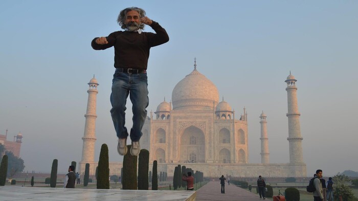 foto de Alan Creighton-Kelly saltando frente al Taj Mahal