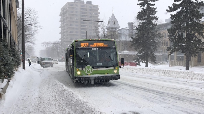 Un autobus du RTC circule sur le chemin Sainte-Foy.